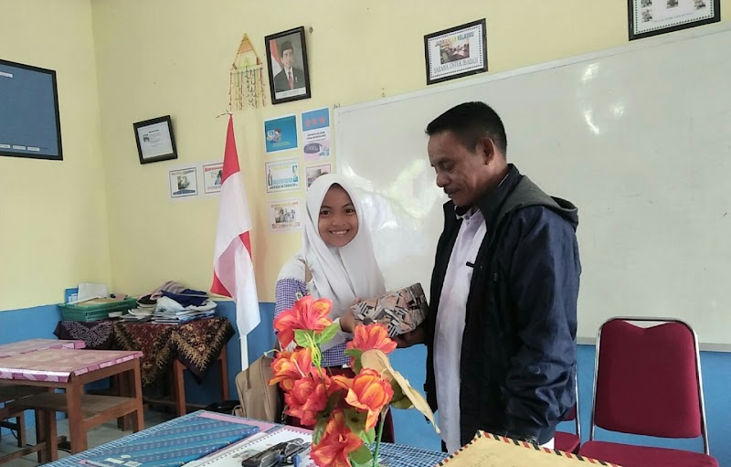 Foto dan Aktivitas Sekolah SD di Buru Selatan