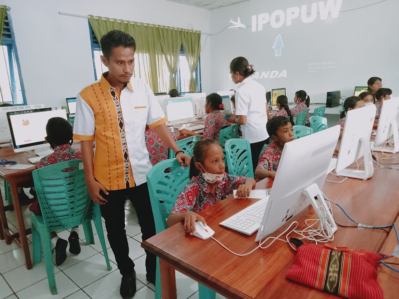 Foto dan Aktivitas Sekolah SD di Kepulauan Tanimbar