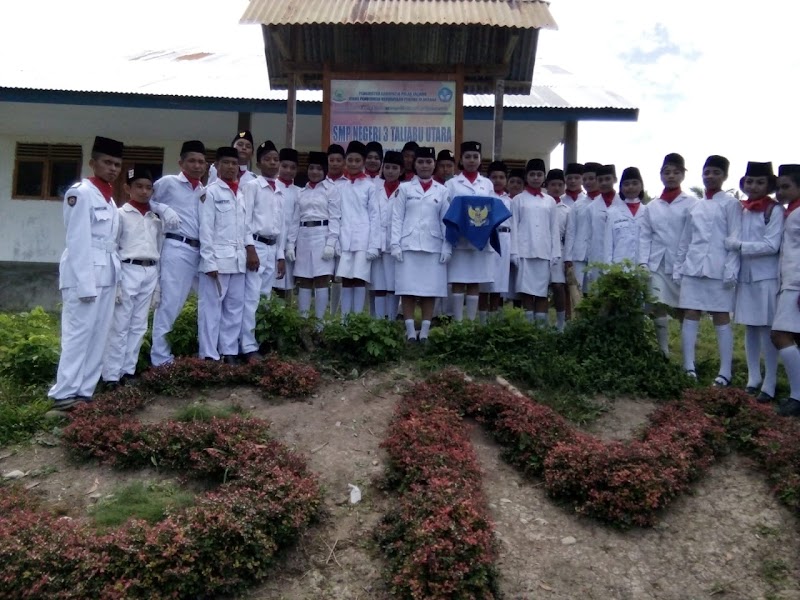 Foto dan Aktivitas Sekolah SD di Pulau Taliabu