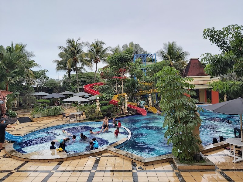 Kolam Renang Grand Wahid Hotel Salatiga (1) in Kota Salatiga