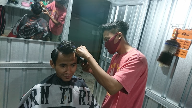 Pangkas rambut AU (1) in Kab. Tuban