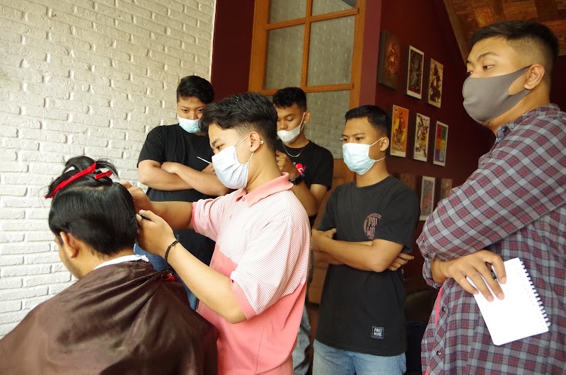 Sekolah Barbershop - Kursus Potong Rambut (1) in Kab. Sukoharjo